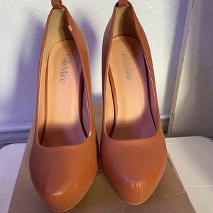 Camel pumps size 7.5 preowned